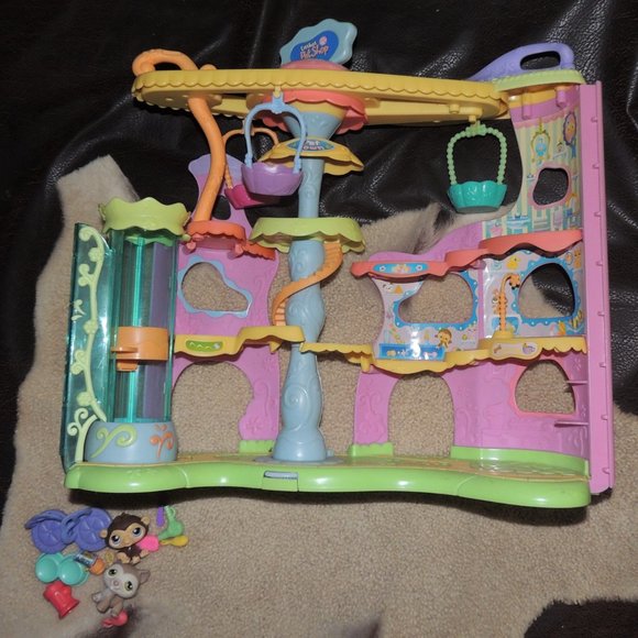 Littlest Pet Shop Round & Round Pet Town - Picture 1 of 9